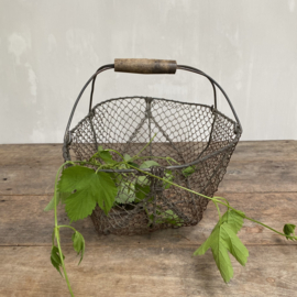 BU20110103 Old French wire oyster basket with wooden handle. Has a small break on the edge (see photo 9), otherwise in beautiful condition! Size: 16 cm. high / 54 cm. long / 31 cm. cross section