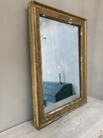 OV20110748 Antieke Franse spiegel met mooie decoratie op houten lijst en met de originele verweerde spiegel. Periode: 19de eeuw. In prachtige staat!  Afmeting: 64,5 cm hoog / 47,5 breed / 4 cm. dik. Bij voorkeur ophalen, versturen op aanvraag.