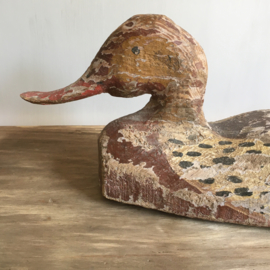 OV20110606 Grote houten antieke Franse lokeend handbeschilderd en prachtige aardse kleuren... Afmeting: 42,5 cm. lang / 13 cm. hoog.