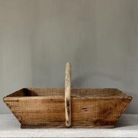 OV20110756 Old French wooden grape picking basket in beautiful condition! Size: 44.5 cm. long / 12.5 cm. high / 29 cm wide.