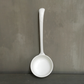 AW20110802 Grote oude soeplepel - niet gemerkt - in perfecte staat! Afmeting: +/- 32 cm. lang / 10,5 cm. doorsnede.