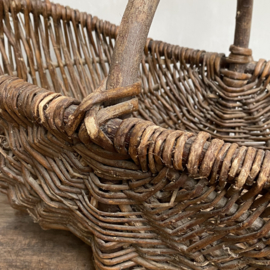 OV20110794 Large old French picking basket in beautifully weathered condition! Size: 60 cm. long / 20 cm. high (to handle) / 35 cm. wide.