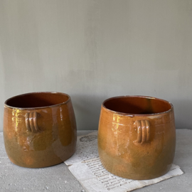 AW20110951 Two old French rustic cooking pots in beautiful condition! Size: 12.5 cm. high / 13 cm. cross section (up to the ears) Mentioned price is per piece.