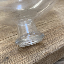 OV20111076 Antieke Franse vliegenvanger van mond geblazen glas. Het glas is wat verweerd door de tijd, maar  verder in perfecte staat! Periode: 19de eeuw. Afmeting:  17 cm hoog /  16 cm doorsnede (over de buik gemeten)