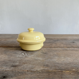 AW20110253 Old French paté jar in beautiful condition! Size: 6 cm. high / 10 cm. cross section.