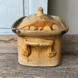 AW20110663 Old French pate tureen has some old traces of use, but otherwise in beautiful condition! Size: 9.5 cm. high (up to the lid) / 20.5 cm. long / 14 cm. wide