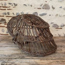 BU20110173 Oude Franse oogstmand op traditionele wijze gevlochten van wilgenteen in mooie licht vergrijsde staat! Afmeting: 51,5 cm lang / 34,5 cm breed / 20,5 cm hoog (tot het hengsel)