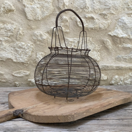 OV20111061 Large old French Fil de Fer egg basket...also nice for your shallots or garlic in beautiful condition! Size: 21 cm high (to handle) / +/- 25 cm cross section (measured over the belly)