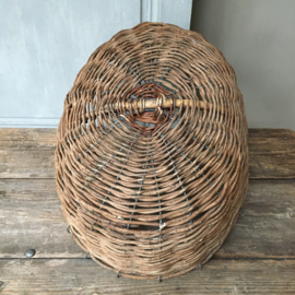 OV20110640 Rustic old French willow wicker basket on iron frame. From the island of Île de Ré in beautiful condition! Size: 17 cm. high (up to handle) / 48 cm.