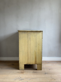OV20110974  Leuk oud Frans kastje met prachtig origineel patina en mooie staat!  Tijdje in privébezit gehad..Afmeting: 58 cm lang / 86 cm hoog / 51 cm diep. Alleen ophalen in winkel!