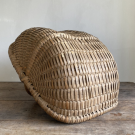 BU20110169 Oude Franse oogstmand van origine gebruikt voor het plukken van paddestoelen in prachtige staat! Afmeting: 51 cm lang / 22 cm hoog (tot hengsel) / 33 cm hoog (inclusief hengsel) / 38 cm breed.