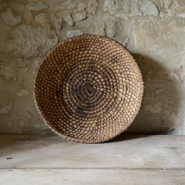 OV20111091 Grote oude Franse broodmand van gevlochten stro in prachtige staat! Afmeting: 46,5 cm doorsnede /  17 cm hoog
