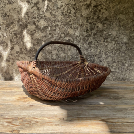 BU20110172 Oud Frans oogstmandje in prachtige staat! Afmeting: 40 cm lang / 30,5 cm doorsnede / 13,5 cm hoog (tot hengsel)
