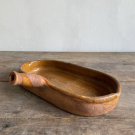 AW20111181 Antique, rustic French earthenware baking dish, unfortunately missing a piece of the bottom edge, but otherwise in beautiful condition! Size: 32.5 cm long / 5.5 cm high / 16.5 cm cross section.