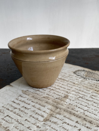 AW20110880 Antiek Frans confiturepotje stempel - Porcelain Opaque Médailles d'or Creil et Montereau - periode: onbekend. In beboterde prachtige staat! Binnenzijde haarlijntje zichtbaar(zie foto: 7 ) Afmeting: 7 cm. hoog / 9 cm. doorsnede