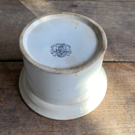 AW20111133 Antique French jar with lid stamp - Vieillard & Co Bordeaux period: 1845-1895. Lid has a few minimal chips on the edge, otherwise in beautiful, lightly buttered condition! Size: 8.5 cm high to the lid / 13.5 cm. cross section