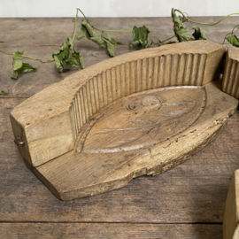 OV20110874 Antieke Engelse houten botermal periode: 19de eeuw. Heeft oude sporen van houtworm, maar nog steeds in prachtige staat! Afmeting: +/- 27 cm. lang / 13,5 cm. breed / 6 cm. hoog.