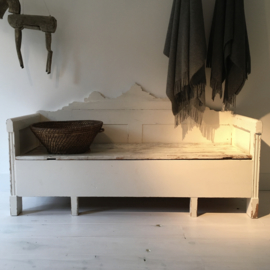 OV20110708 Antique Swedish settle bench in the original weathered white color. Size: 1.73 m. long / 69 cm. high / seat height 44 cm. / 57 cm. deep. Only pick up or delivery within NL for a fee.