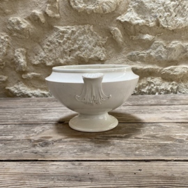 AW20111305 Antique French tureen - stamped D.Johnston J. Vieillard & Co Bordeaux period: 1845-1865. Has a chip on one of the handles (see photos for details), otherwise in beautifully lightly buttered condition! Size: 14.5 cm high / 18.5 cm cross section