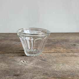 OV20111052 Antieke Franse confiture pot van mondgeblazen glas, chip onderzijde...(zie foto's voor details) verder  in prachtige staat! Afmeting: 8 cm hoog /  +/- 11,5 cm doorsnede.