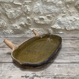 AW20111319 Antique French oven dish in a unique color. In beautiful condition except for a chip on the rim (see photo)! Period: 19th century. Size: 53 cm long / 5.5 cm high / 27 cm cross section.