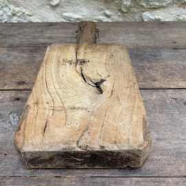 OV20111098 Oude Franse rustieke houten broodplank in prachtige doorleefde staat! Afmeting: 45 cm lang (inclusief greep) / 30,5 cm lang (exclusief greep) / 17,5 cm breed / 4 cm dik