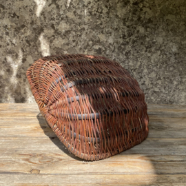 BU20110172 Oud Frans oogstmandje in prachtige staat! Afmeting: 40 cm lang / 30,5 cm doorsnede / 13,5 cm hoog (tot hengsel)