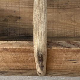 OV20110756 Oude Franse houten druivenplukmand in prachtige staat! Afmeting: 44,5 cm. lang / 12,5 cm. hoog / 29 cm.breed.