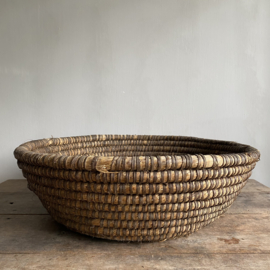 OV20111039 Grote oude Franse oogstmand van gevlochten stro met 2 handgrepen in mooie staat! Afmeting: 59 cm doorsnede / 17 cm hoog.