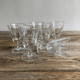 OV20110954 Set of 6 old French wine or port glasses with flower/twig motif, period: 1920s. In beautiful condition! Size: 10.5 cm high / 7 cm cross section