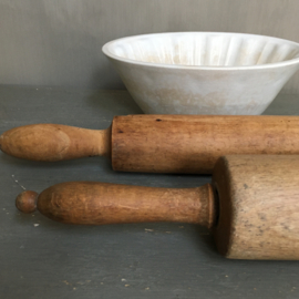 OV20110696 Set of 2 antique French wooden rolling pin in beautiful condition! Dimensions: 60 cm. long / 5 cm. cross section (rear) and 50 cm. long / 6 cm. cross section (front)