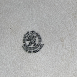 AW20111151 Oude schaal stempel - Sociéte Céramique Maestricht made in Holland - periode: 1900-1957 met fraaie details en in prachtige licht beboterde staat! Afmeting: 36,5 cm doorsnede (t/m greepjes) /  4,5 cm hoog.
