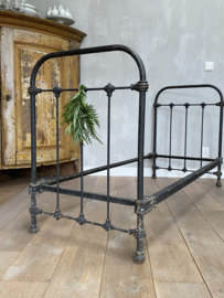 OV20110881 Antique French cast iron bed in beautiful condition! Head and foot end are the same height, so also perfect as a sofa! Size: 1.65 cm. long / 65.5 cm wide / 93 cm high. Pick up in store only.