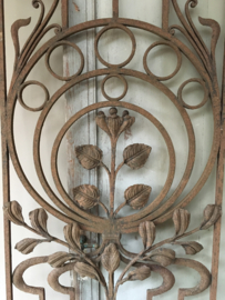OV20110551 Antiek gietijzeren Frans deur-  of raamornament - Art Nouveau periode-  met fraaie details in prachtig verweerde staat! Afmeting: 1.07 mtr. hoog / 63 cm. breed / 1,5 cm. dik.  Ophalen of verzending via koerier mogelijk (kosten op aanvraag)