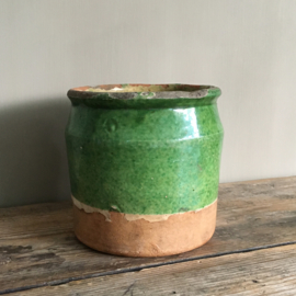 AW20110713 19de eeuwse kleine Franse confit pot in prachtig groen en zachtgele binnenkant. In prachtige staat!  Afmeting: 13,5 cm. hoog / 13,5 cm. doorsnede.