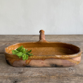 AW20111181 Antique, rustic French earthenware baking dish, unfortunately missing a piece of the bottom edge, but otherwise in beautiful condition! Size: 32.5 cm long / 5.5 cm high / 16.5 cm cross section.