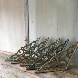 OV20110365 Set of 5 old French cast iron roof support ornaments from a conservatory from the Victorian era, beautiful weathered green patina. Size: 60 cm. long / 4 cm. thick / inclined sides: 35 cm. Pickup only.