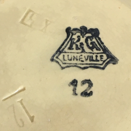 AW20110631 Oud Frans schaaltje met leeuwenkopjes  stempel - K.G. Lunéville -  in tegenstelling tot de patépotjes behoort deze zonder deksel. In perfecte staat! / Afmeting: 4 cm. hoog / 10 cm. doorsnede.