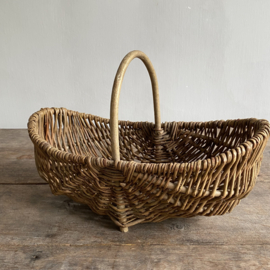 BU20110155 Small old French harvest basket made of woven willow in beautiful condition! Size: 37 cm long / 20 cm cross section / 12.5 cm high (to handle)