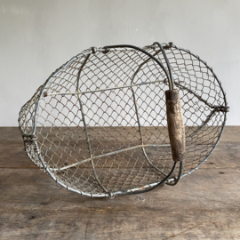 BU20110139 Small old French iron wire harvest basket, beautifully weathered by the sun and in beautiful condition. Size: 41 cm long / 14 cm high (to the handle) / 27.5 cm cross section.
