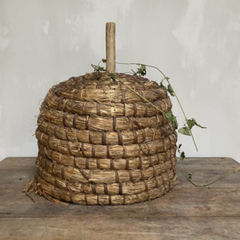 OV20110888 Old French bee skep made of braided reed in beautiful condition! Size: 33 cm high (to the wooden stick) / 39.5 cm cross section.