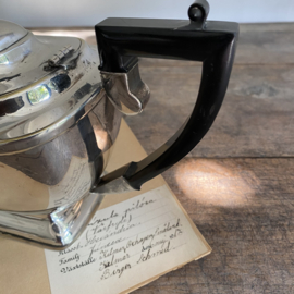 OV20110952 Antieke Engelse verzilverde koffiepot Art Deco periode 1919-1939 met merkteken - Valstaff silver platted England - met bakeliet grepen. In mooie staat! Afmeting:  27,5 cm breed / 16,5 cm hoog (t.m greep) /  12 cm doorsnede