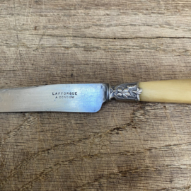 OV20111106 Set of 11 old French cheese or butter knives with beautiful, simple floral detail, marked - Lafforgue - made in the southern French village of Condom. All in beautiful, still usable condition! Size: 19.5 cm long.