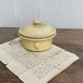 AW20110867 Antique French pâté jar with the famous lion heads. Period: late 19th century. The lid is a bit more buttered, but I immediately fell for the beautiful colors! In perfect condition. Size: 13 cm. cross section  / 6 cm. high