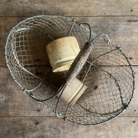 BU20110139 Small old French iron wire harvest basket, beautifully weathered by the sun and in beautiful condition. Size: 41 cm long / 14 cm high (to the handle) / 27.5 cm cross section.