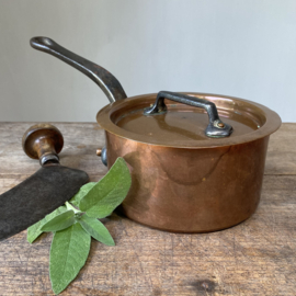 OV20111017  Oude Franse koperen steel(sauteer)pan met deksel gemerkt - Villedieu  ML France - 2 mm dik in zware restaurant kwaliteit in prachtige staat! Afmeting: 14,5 cm doorsnede / 14,5 cm