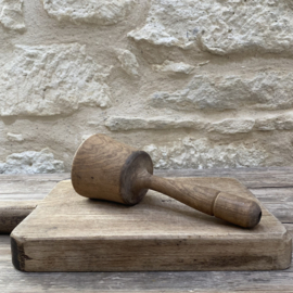 OV20111074 Old French rustic wooden pestle in beautiful condition! Size: +/- 23.5 cm long / 9.5 cm cross section.