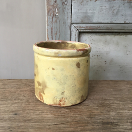 AW20110534 (C) Old French confiture jar in soft yellow. Weathered, but still special ... Size: 9 cm. high / 9 cm. section.