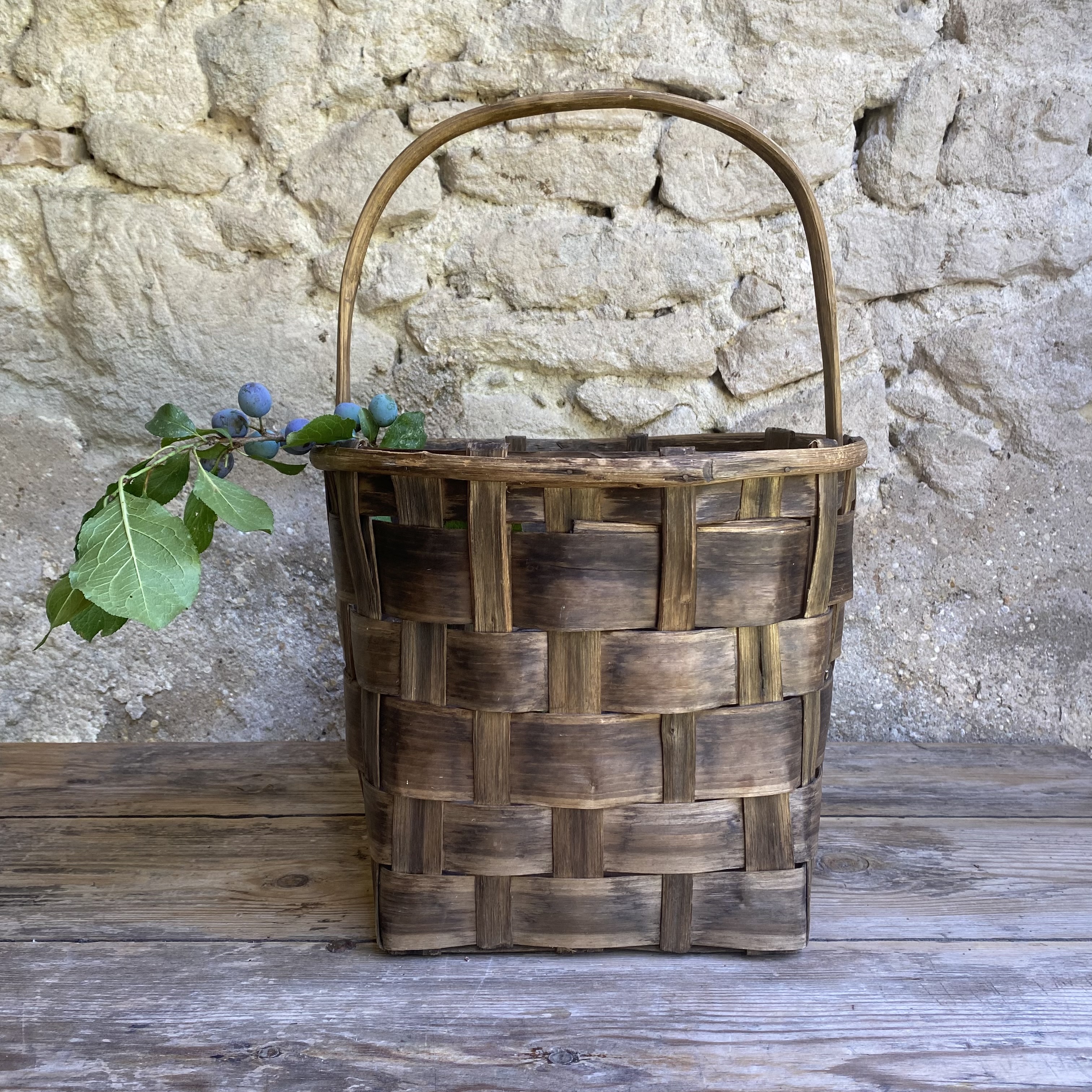 BU20110177 Oude Franse oogstmand van gevlochten kastanjehout in prachtige staat! Afmeting:  27,5 cm hoog (45 cm t/m hengsel) /  32,5 cm doorsnede
