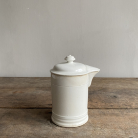 AW20111144 Old Dutch syrup jug stamp - Société Céramique Maestricht - period: 1900-1957. Minimal chip on the side of the spout (see photo), otherwise in beautiful condition! Size: 16 cm high up to handle / 9 cm cross section.